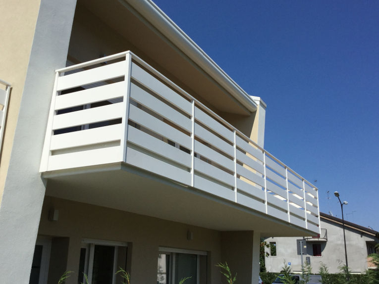 terrazzo con ringhiere in ferro