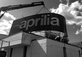anteprima-insegna-aprilia